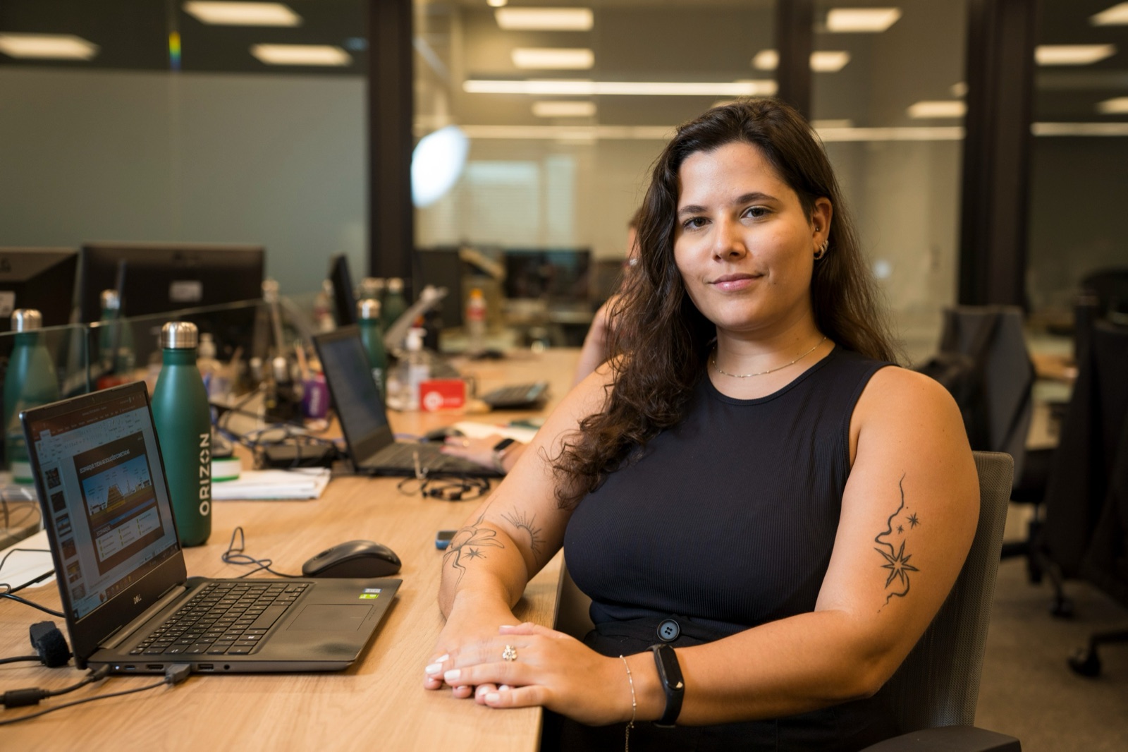 Alice Pimenta trabalhando em estratégia de social media